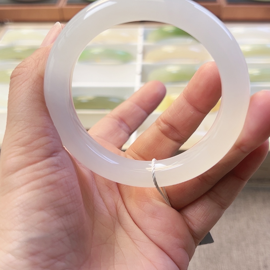 和田玉未镶嵌手镯