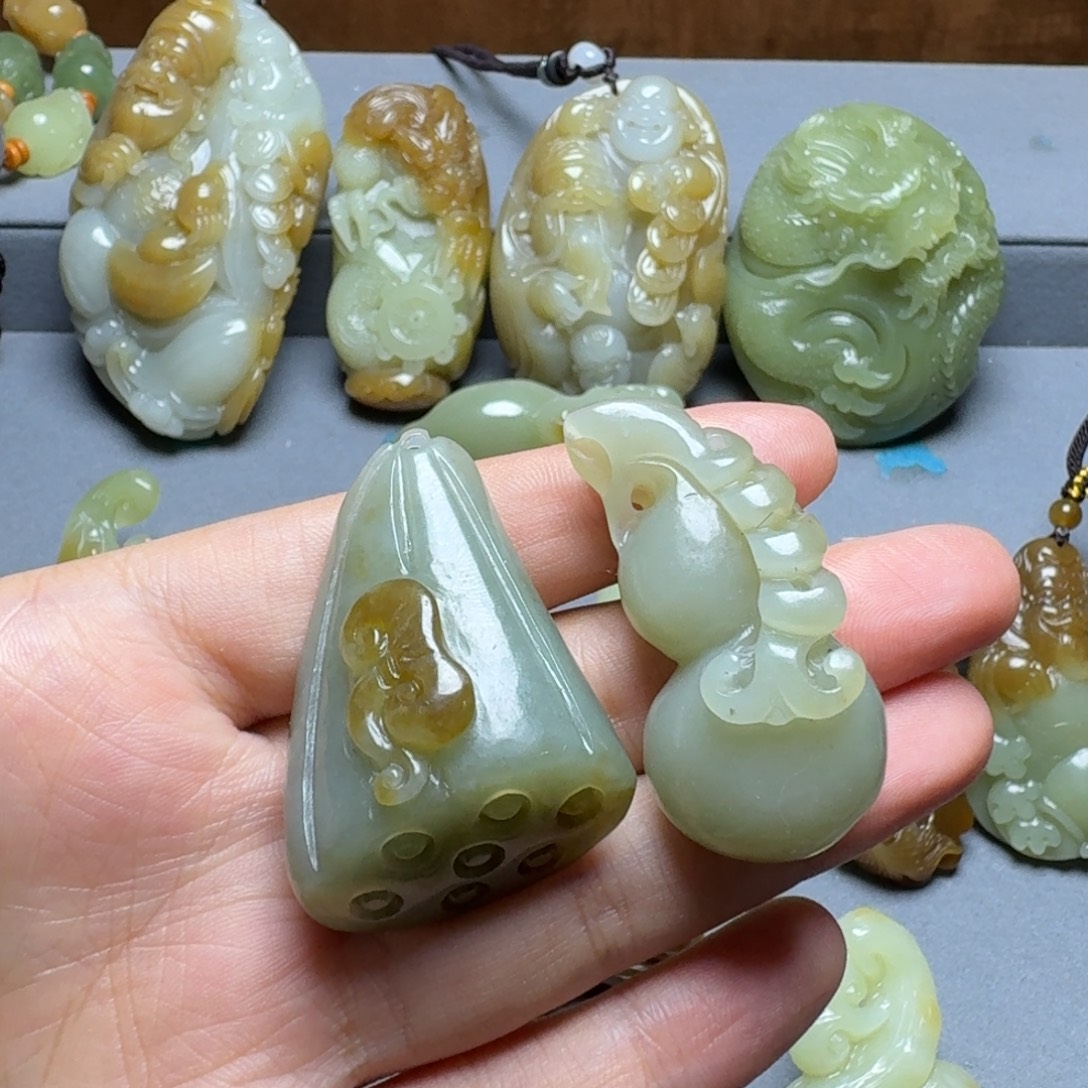 飛***和田玉未镶嵌颈饰