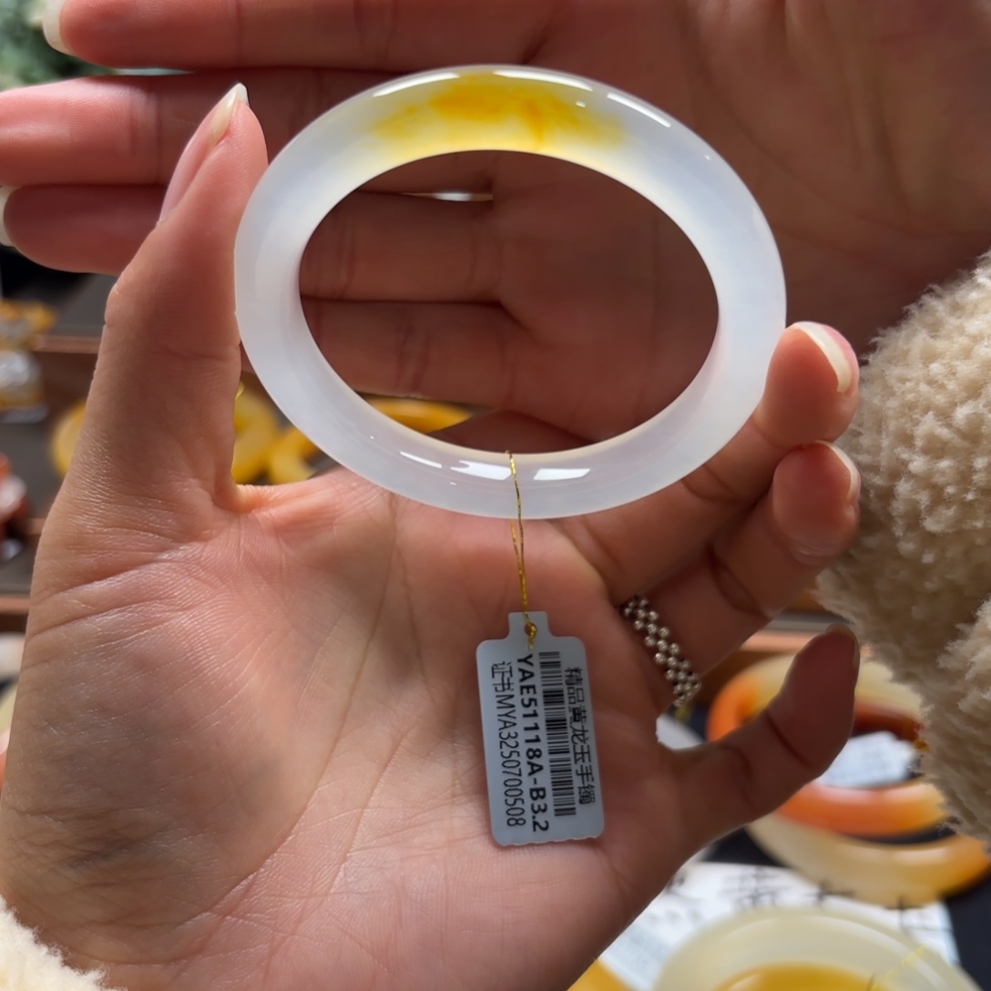 保***地石英质玉（黄龙玉）未镶嵌手镯