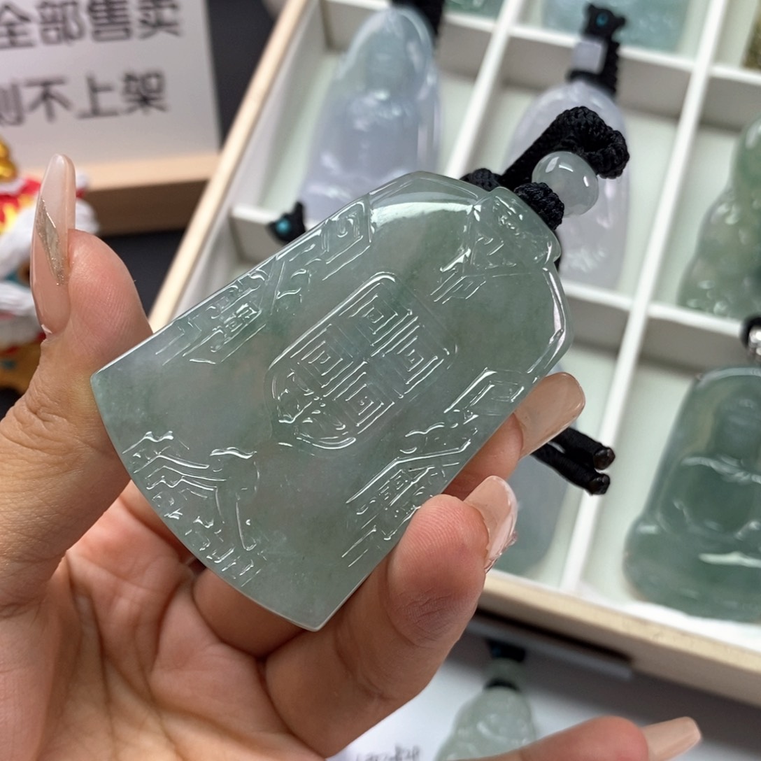 翡翠挂件未镶嵌翡翠