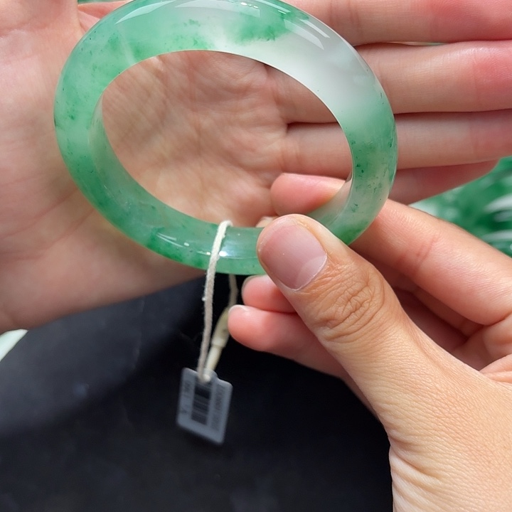 未镶嵌手镯石英质玉（非洲翠）