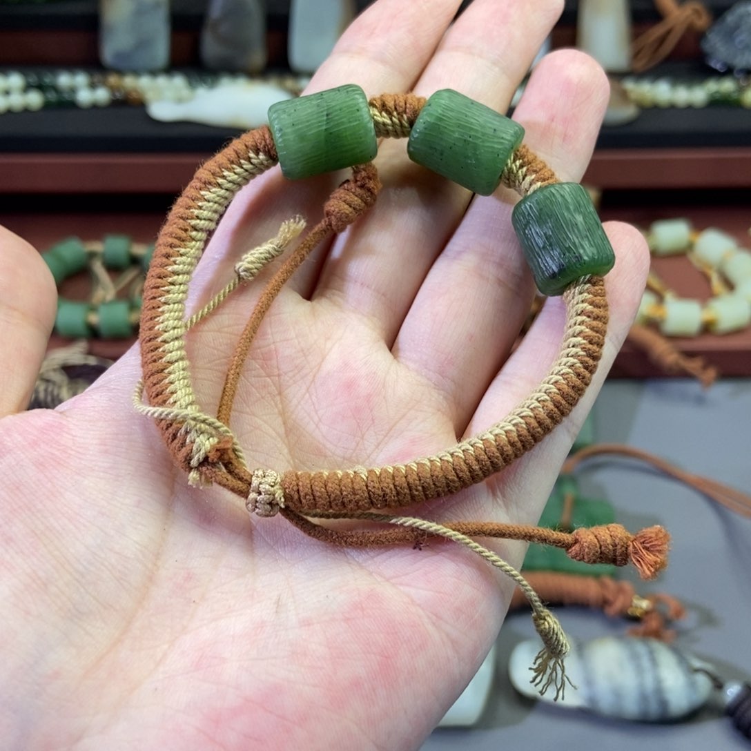 和田玉未镶嵌颈饰有裂