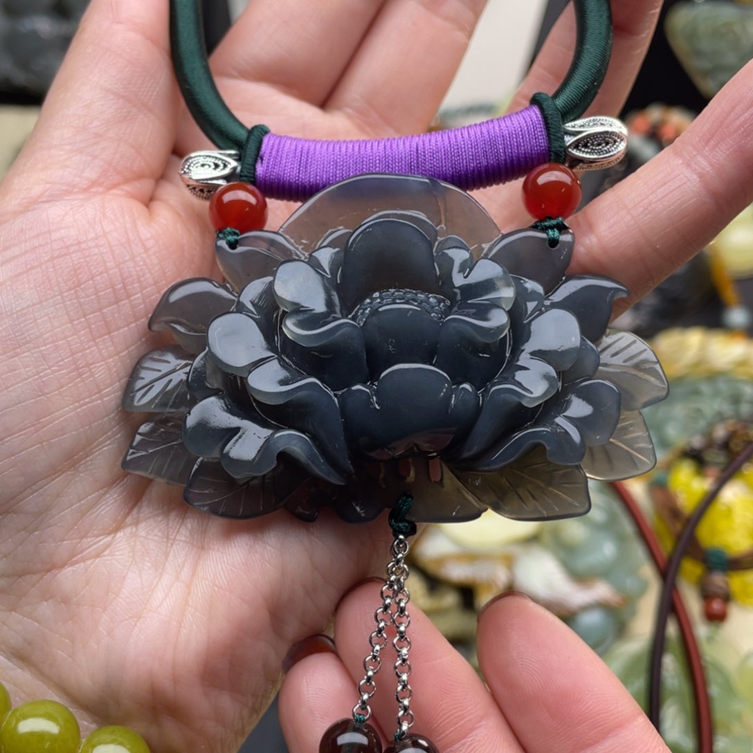 蛇纹石玉颈饰未镶嵌