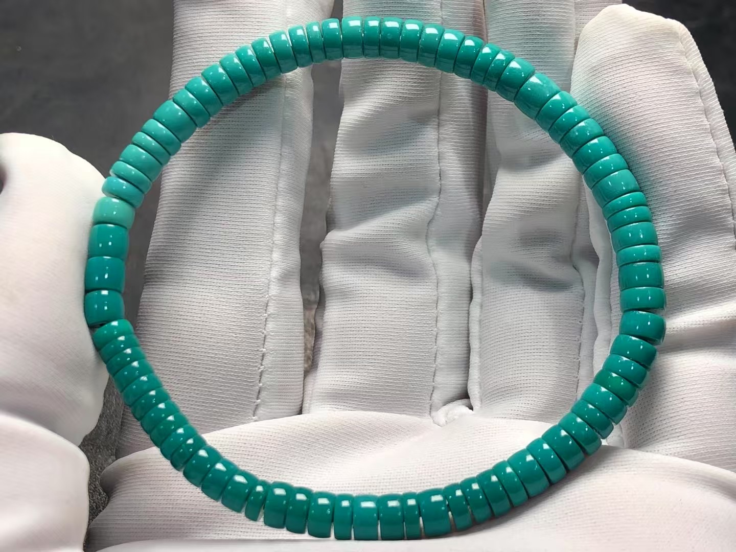 原矿高瓷高绿精品绿松石直切手串，干净顺色，直径4-4.5mm左右