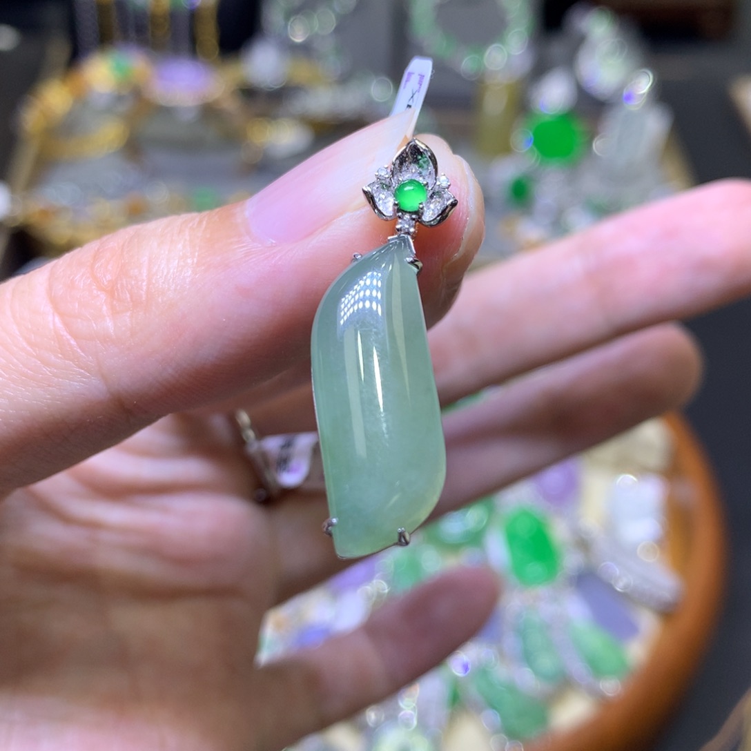 翡翠18K金镶嵌颈饰翡翠吊坠项链