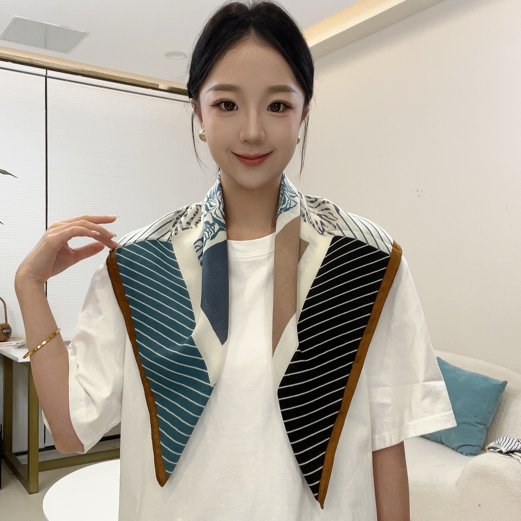 撞色斑马斜纹拼色2025小方巾北欧简约风披肩丝巾女