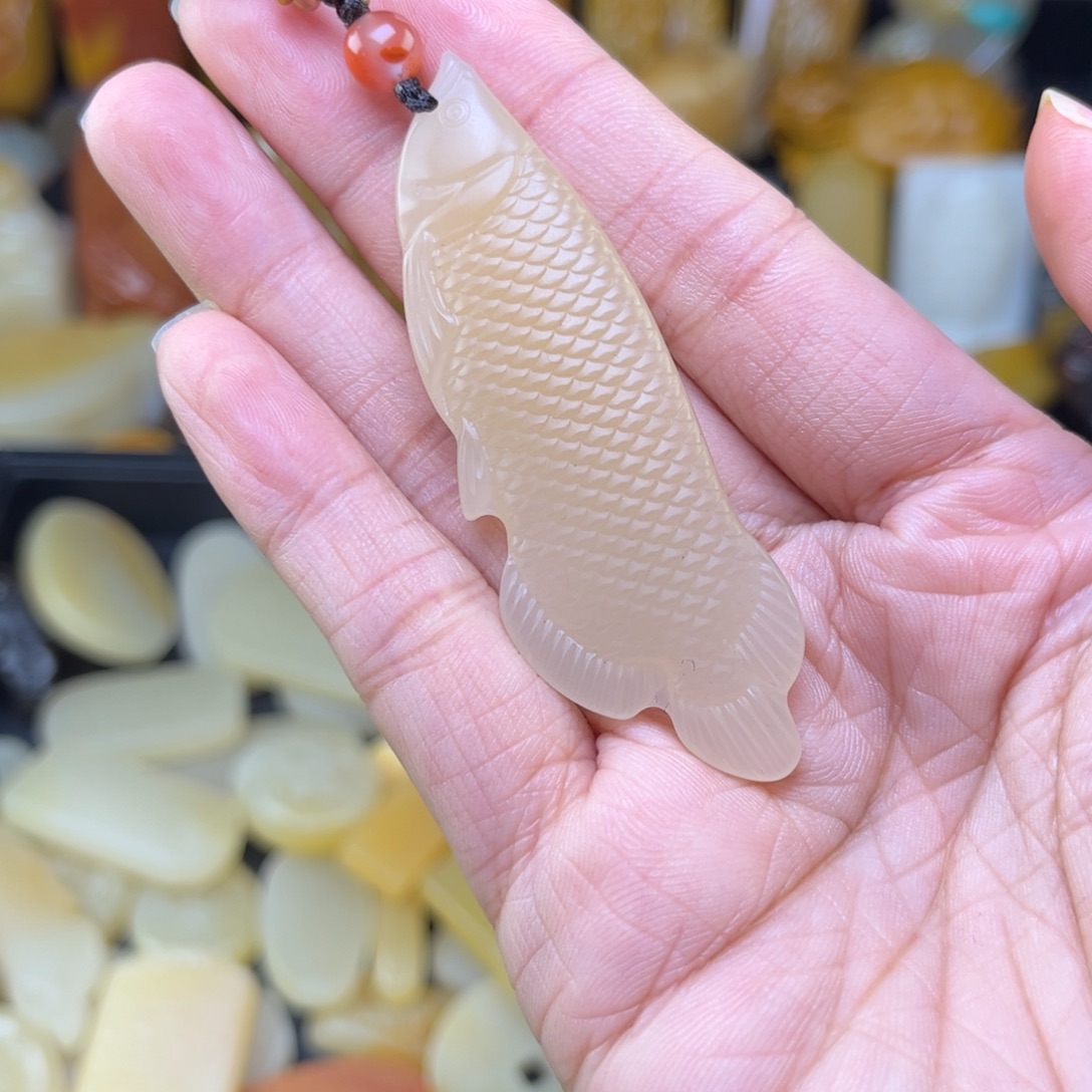 小***友石英质玉未镶嵌黄蜡石吊坠