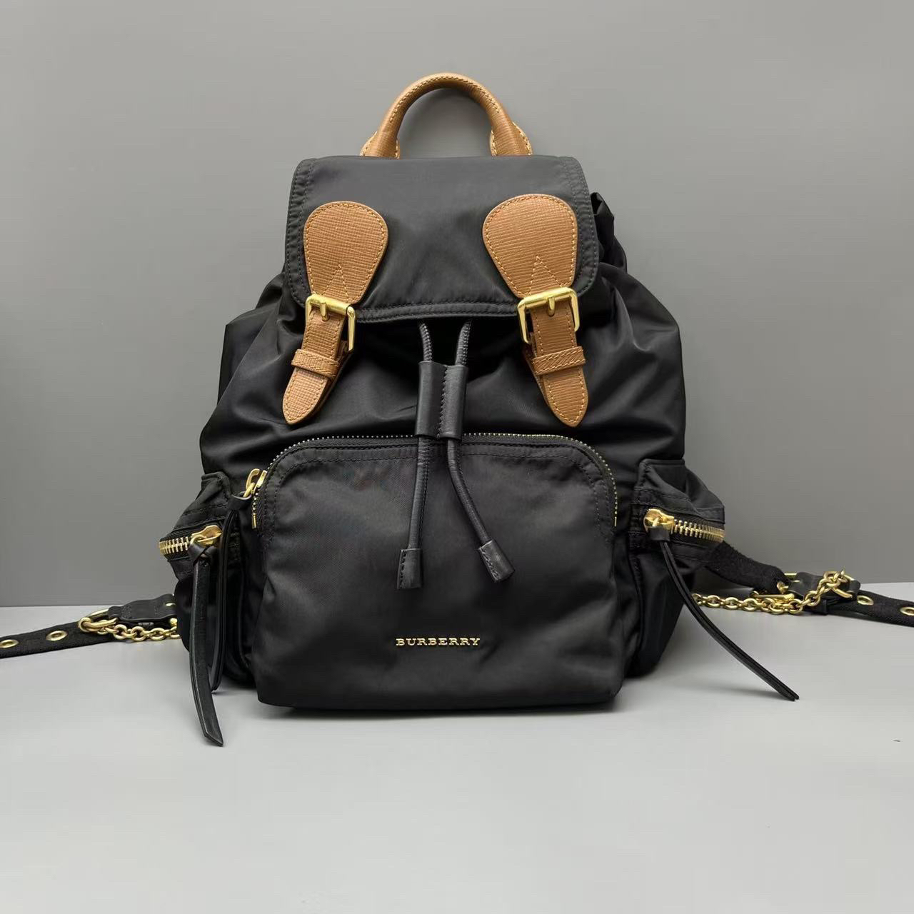 95新 BURBERRY/博柏利 Rucksack中号双肩背包 尺寸28*30 SV14757