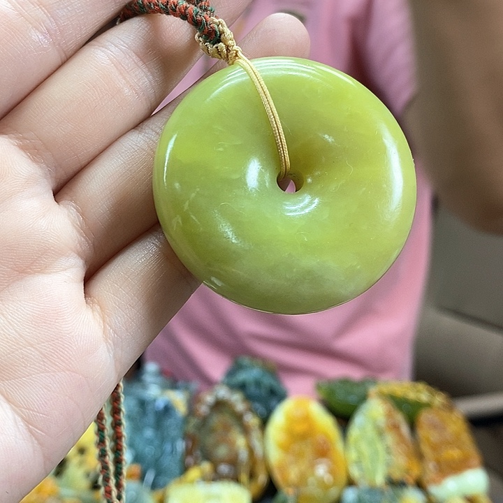 蛇纹石玉未镶嵌颈饰