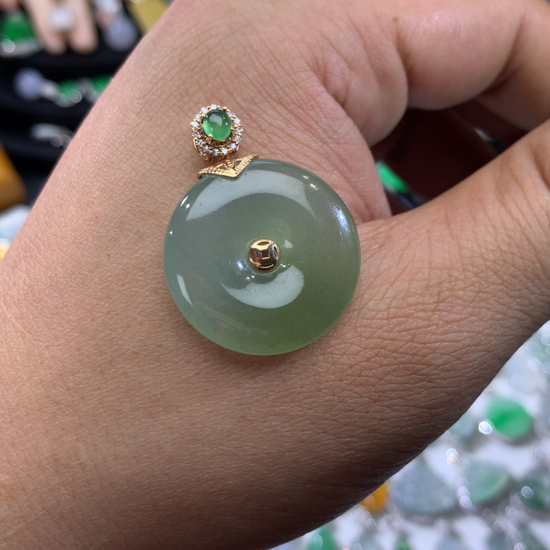 翡翠18K金镶嵌颈饰