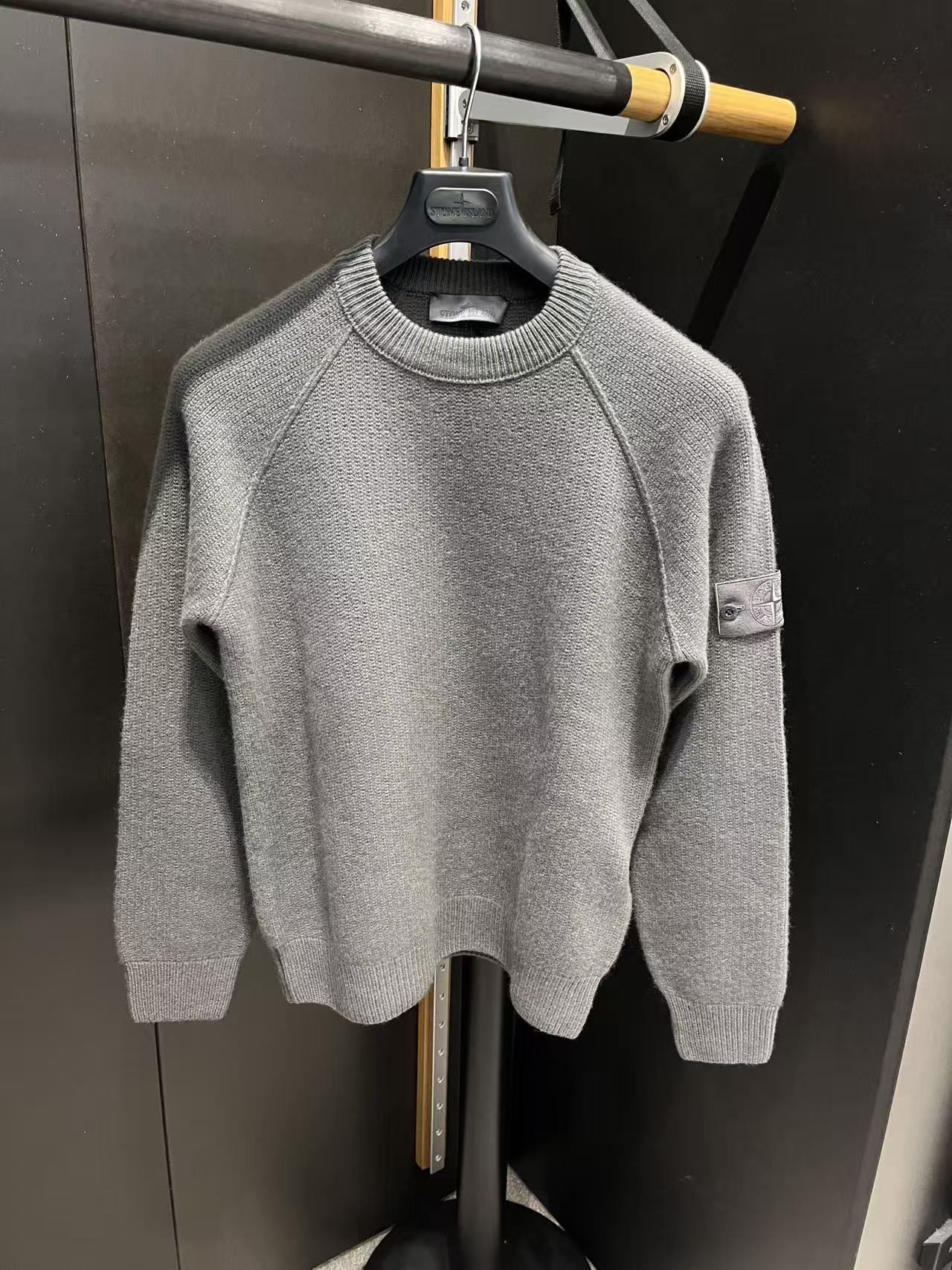 未使用 STONE ISLAND 男士时尚休闲百搭打底灰色套头衫