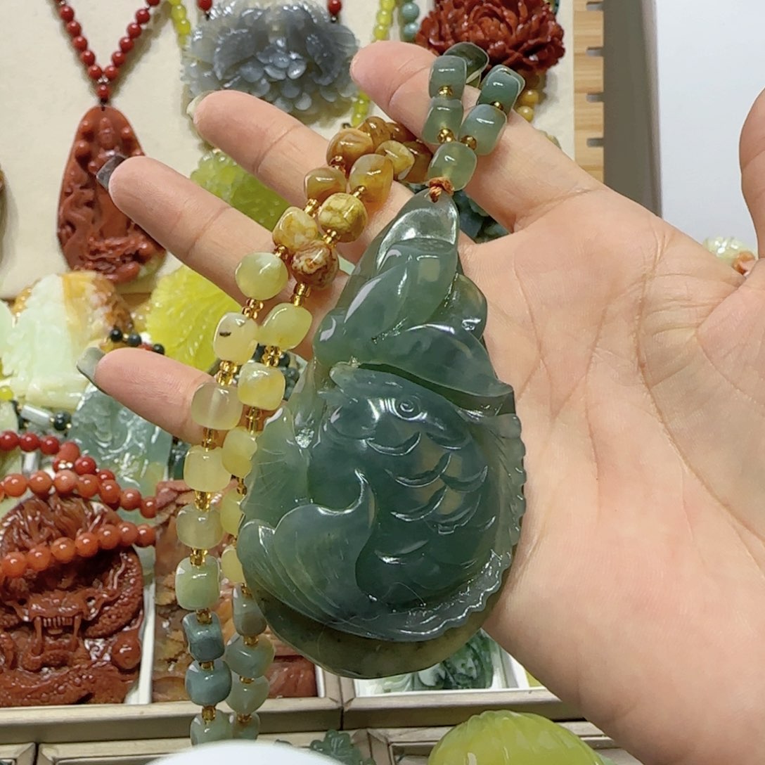 未镶嵌蛇纹石玉吊坠