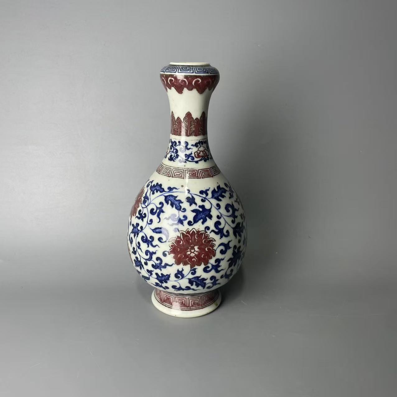 青花釉里红缠枝花卉蒜头瓶