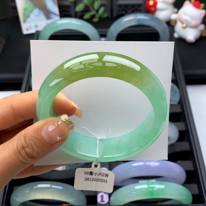 翡翠手镯未镶嵌正圈