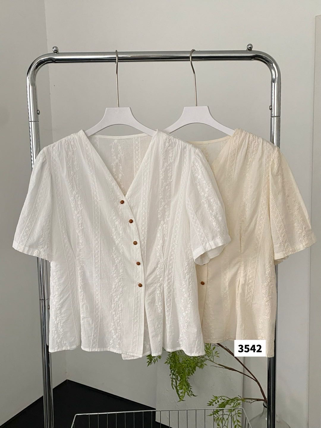 3542 韩系刺绣V领刺绣短袖衬衫