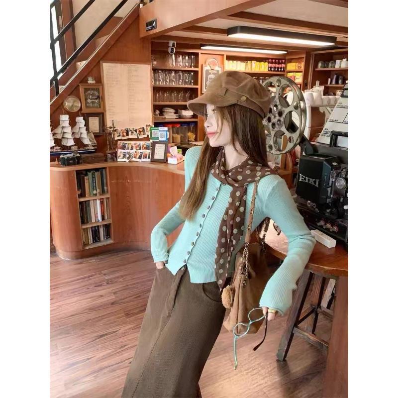 简约修身绿色单排扣针织开衫+高腰a字灯芯绒半身裙套装(配丝巾)