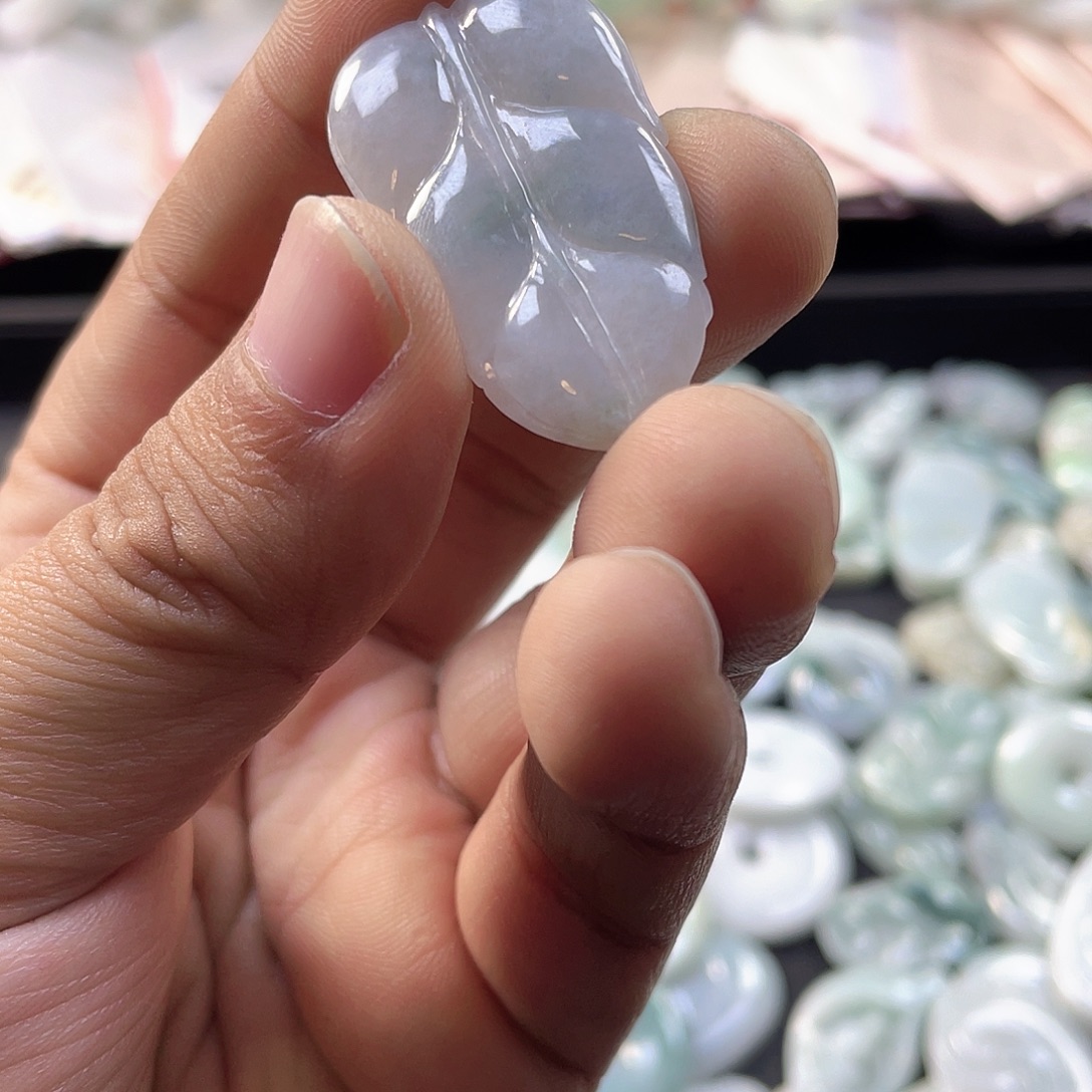 翡翠未镶嵌颈饰叶子