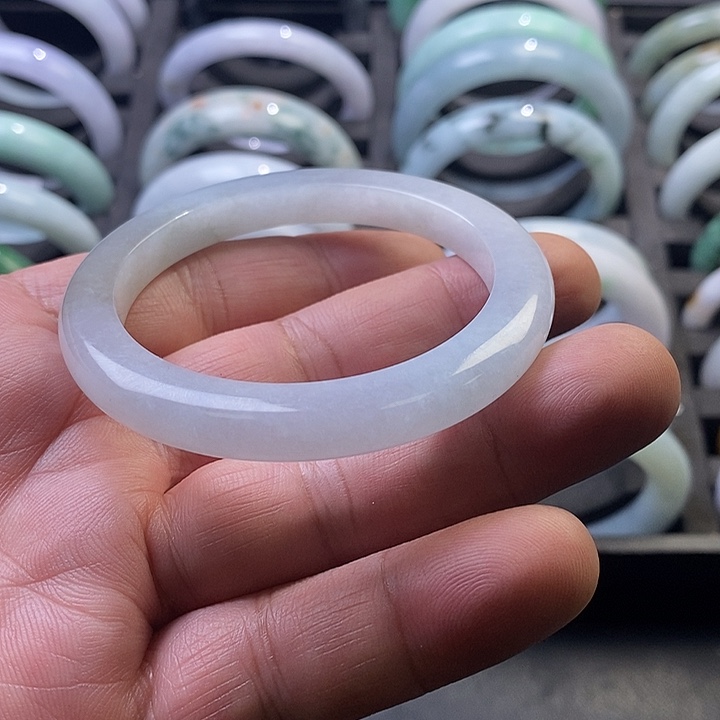 粒***粒翡翠未镶嵌手镯正