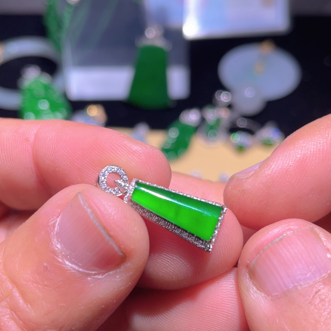 翡翠颈饰18K金镶嵌翡翠