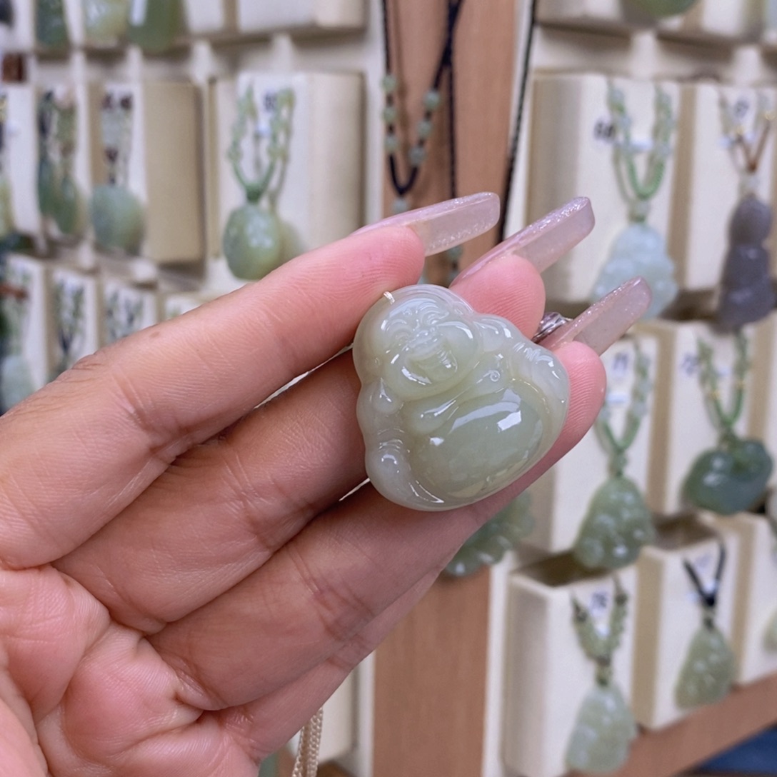 管***姐和田玉未镶嵌颈饰