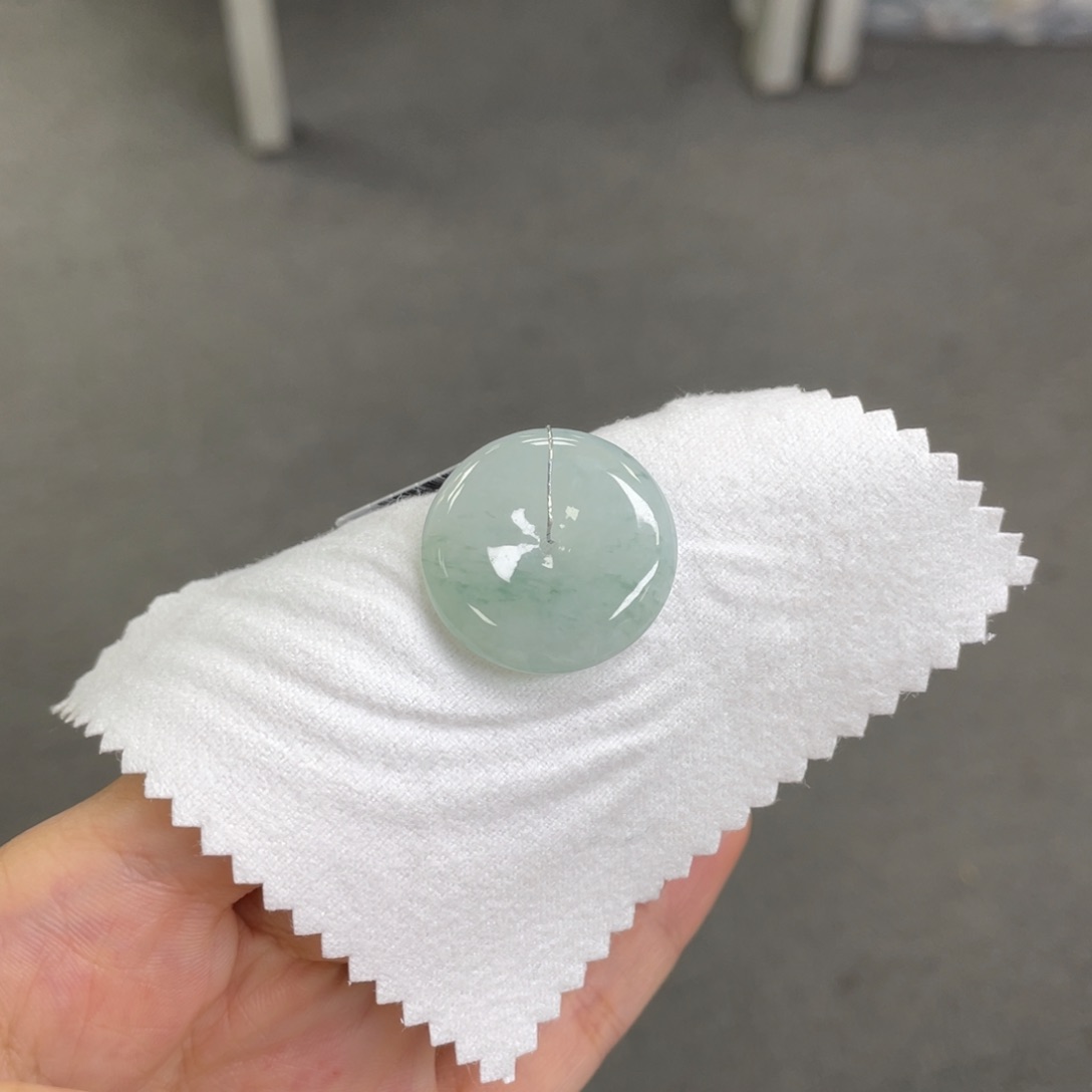 翡翠颈饰未镶嵌平安扣