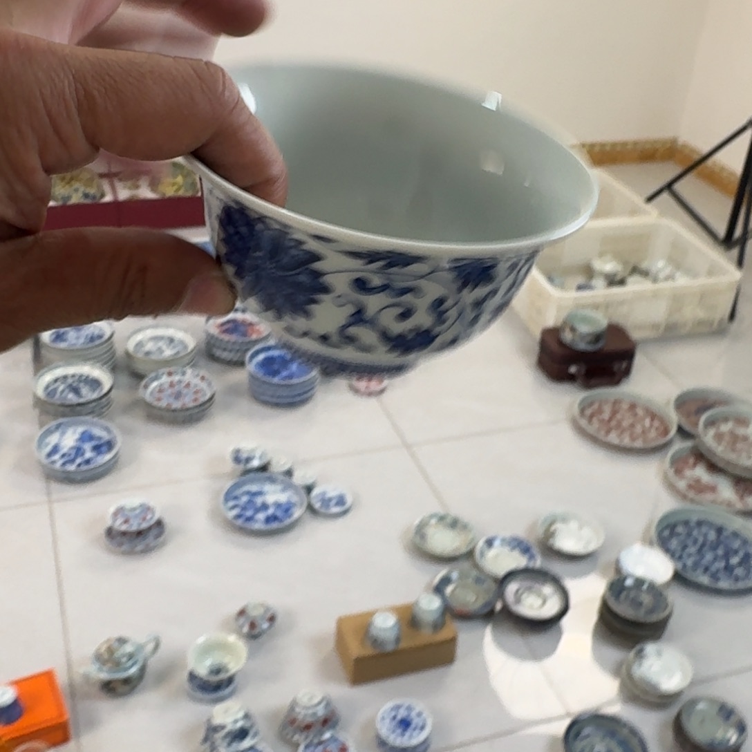 摆件陶青花缠枝莲大压手