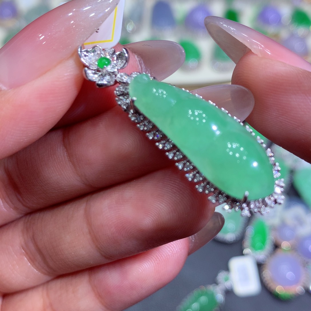 翡翠吊坠(赠链)18K金镶嵌