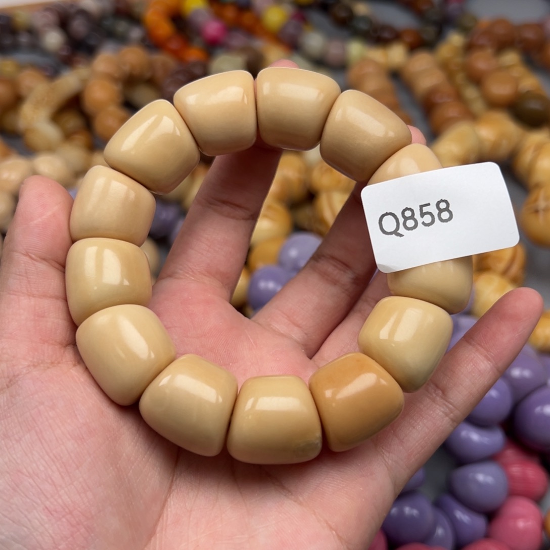 吊坠菩提根/象牙果Q858年糕21-24微瑕一串