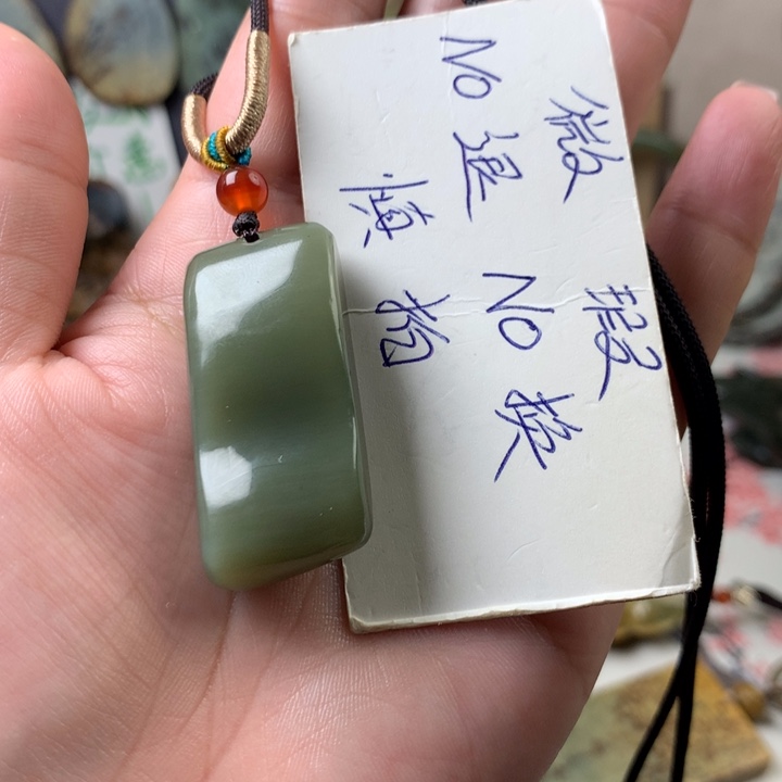 透闪石质玉挂件未镶嵌