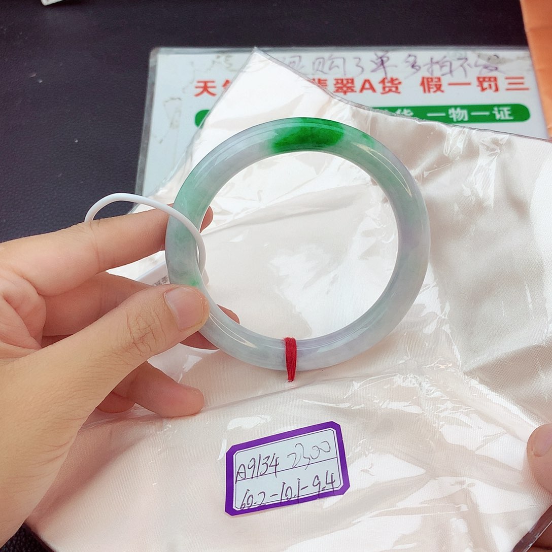 翡翠手镯未镶嵌翡翠