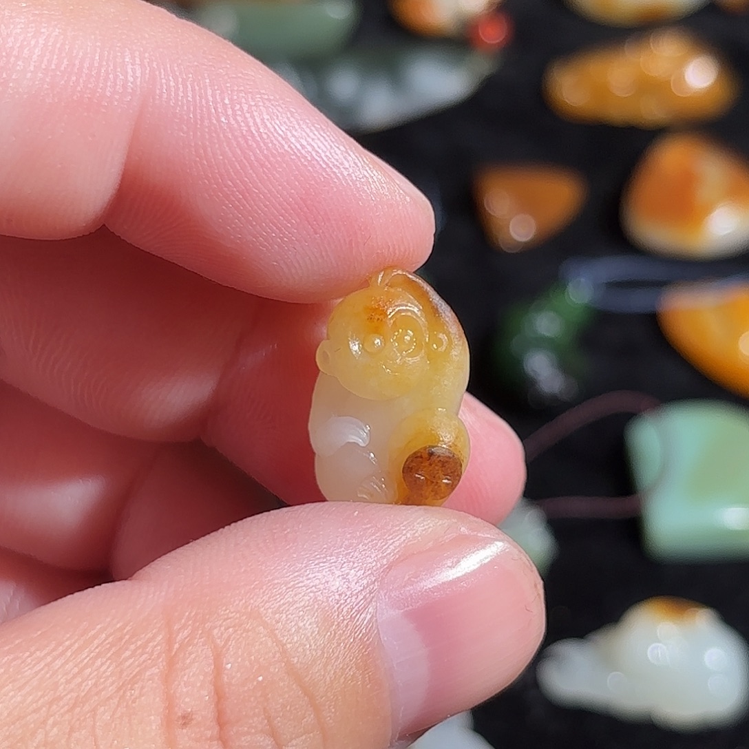 易***木和田玉（糖玉）未镶嵌颈饰