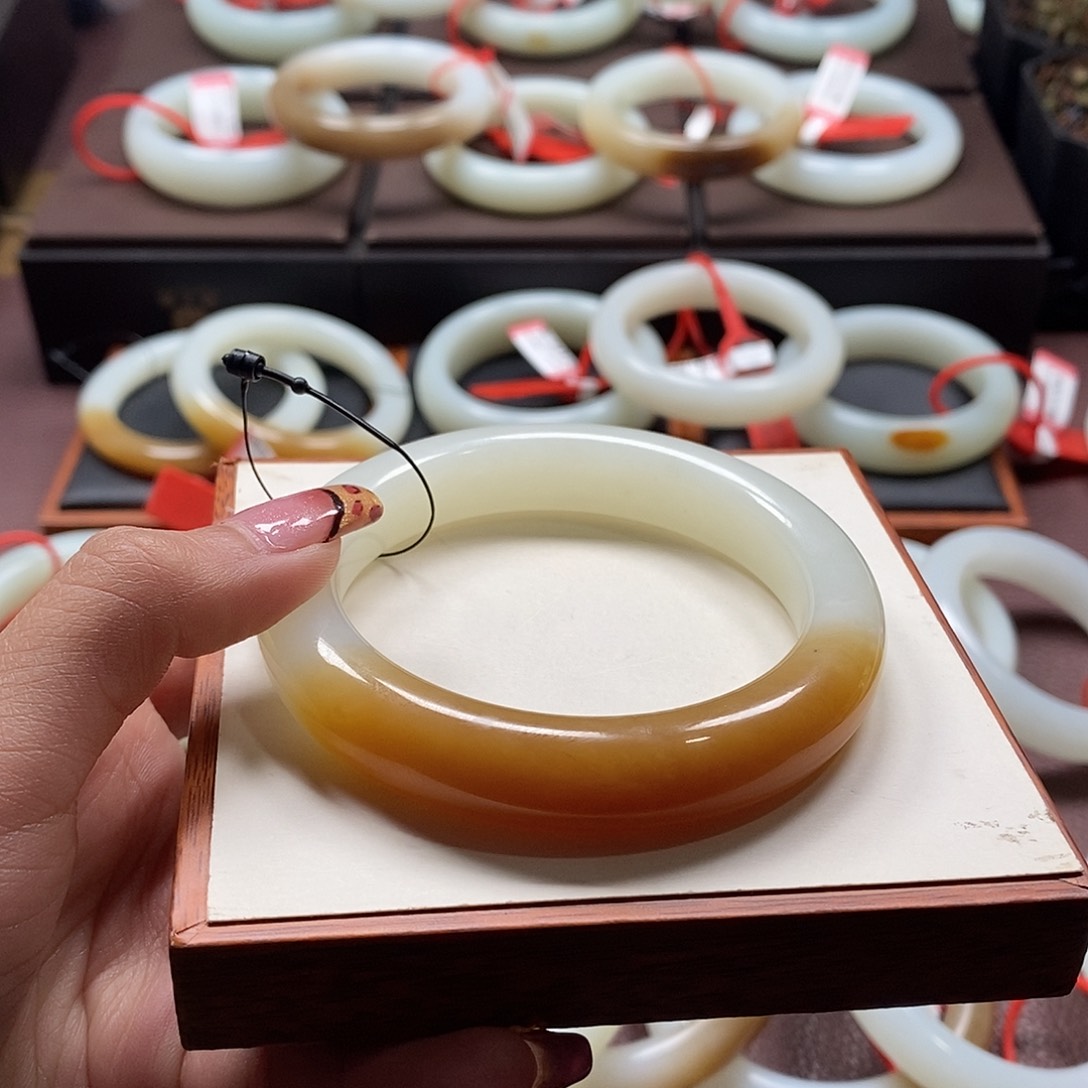 和田玉手镯未镶嵌?****呀