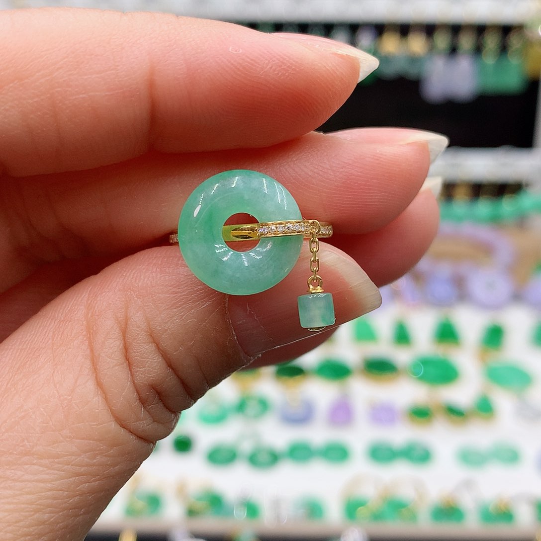 翡翠戒指18K金镶嵌的