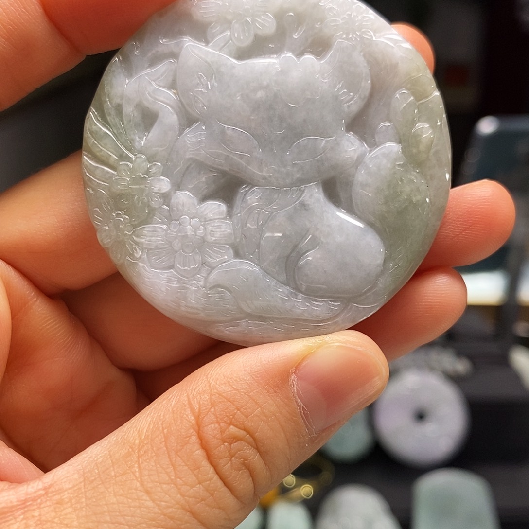 翡翠未镶嵌颈饰狐狸