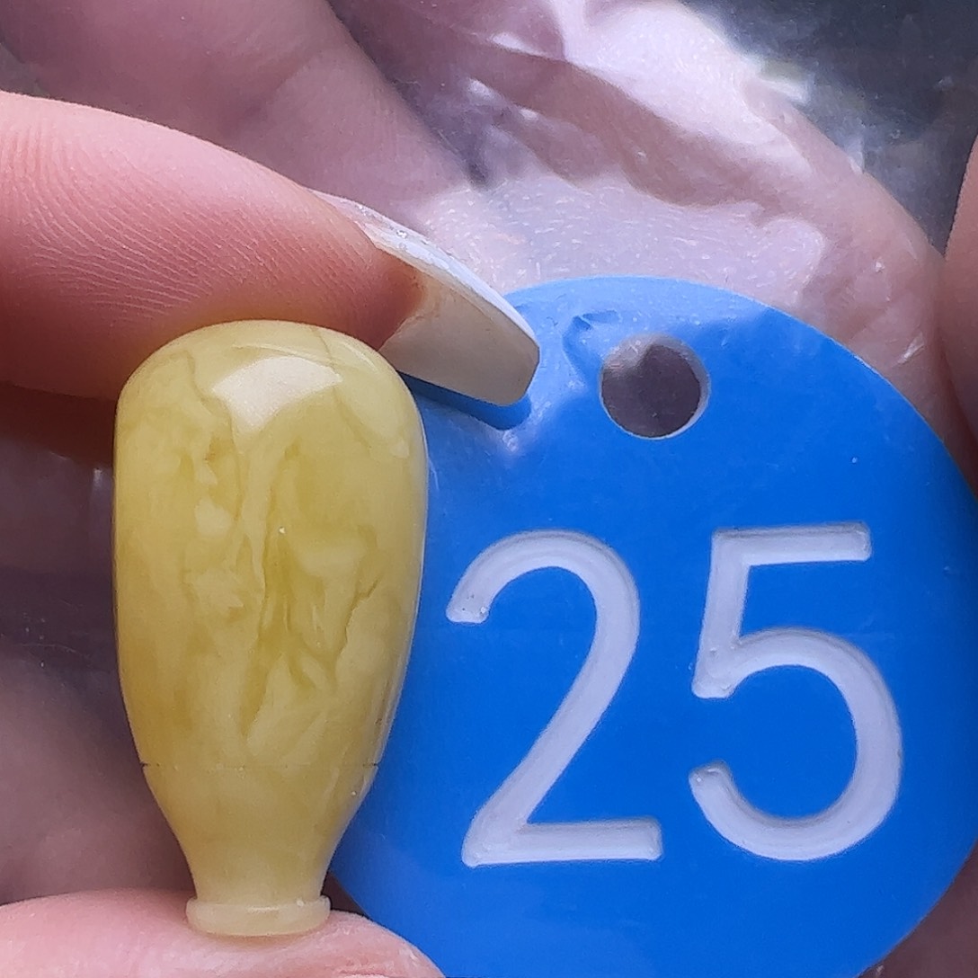 未镶嵌蜜蜡裸石微皮色13mm三通