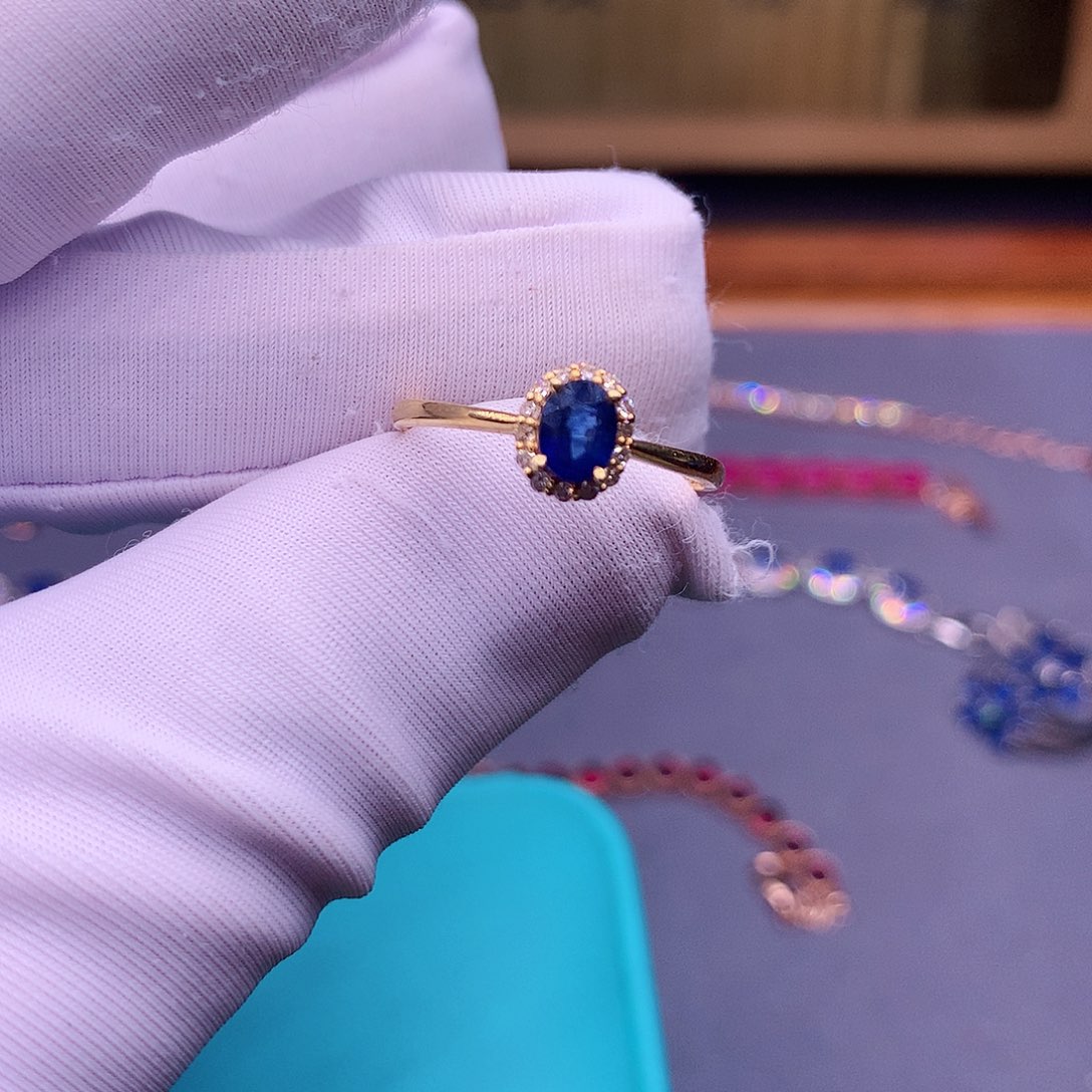 蓝宝石戒指18K金镶嵌