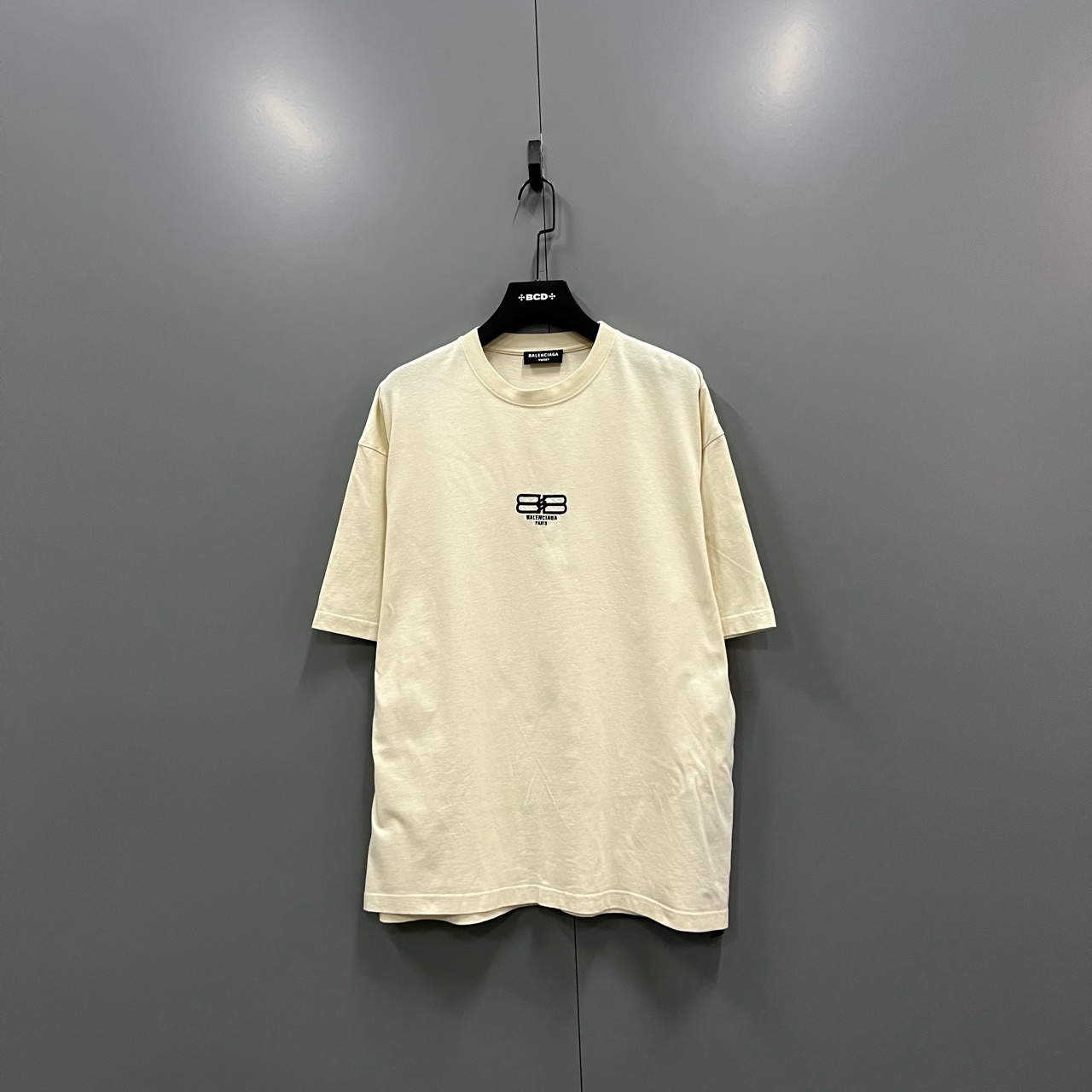 95新 Balenciaga/巴黎世家 c 浅米色双B刺绣短袖 L码 jc603186