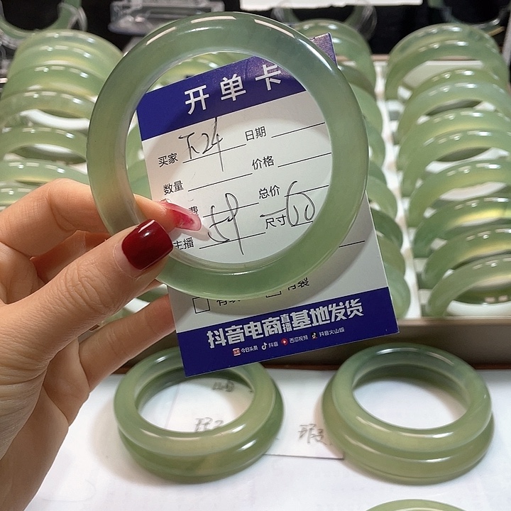 蛇纹石玉手镯未镶嵌右*姐