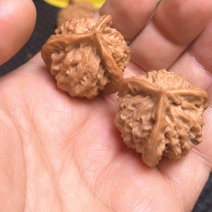 桃核把件唯*三棱核桃