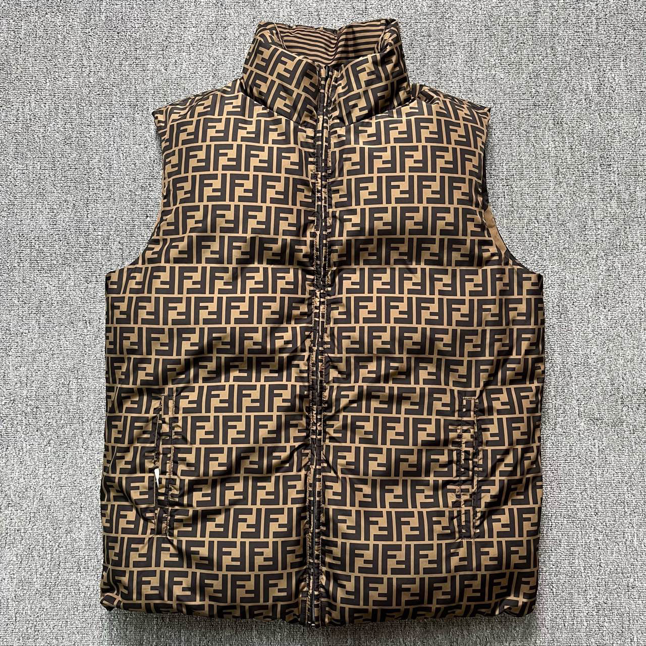 99新 FENDI/芬迪  双F满印双面穿羽绒背心/50码/99新/11060