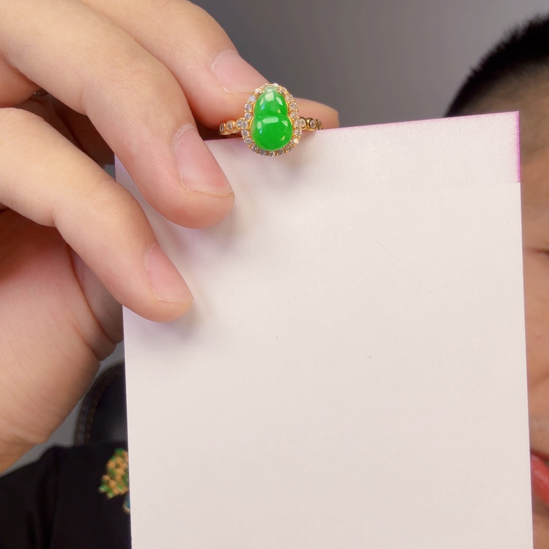 翡翠未镶嵌颈饰一件