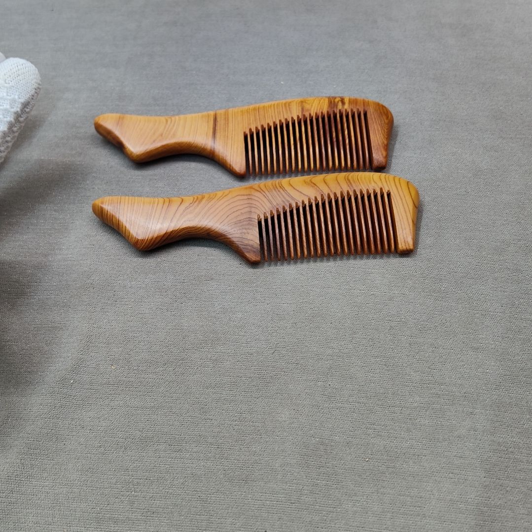 龙***专按摩梳子两个，太行崖柏