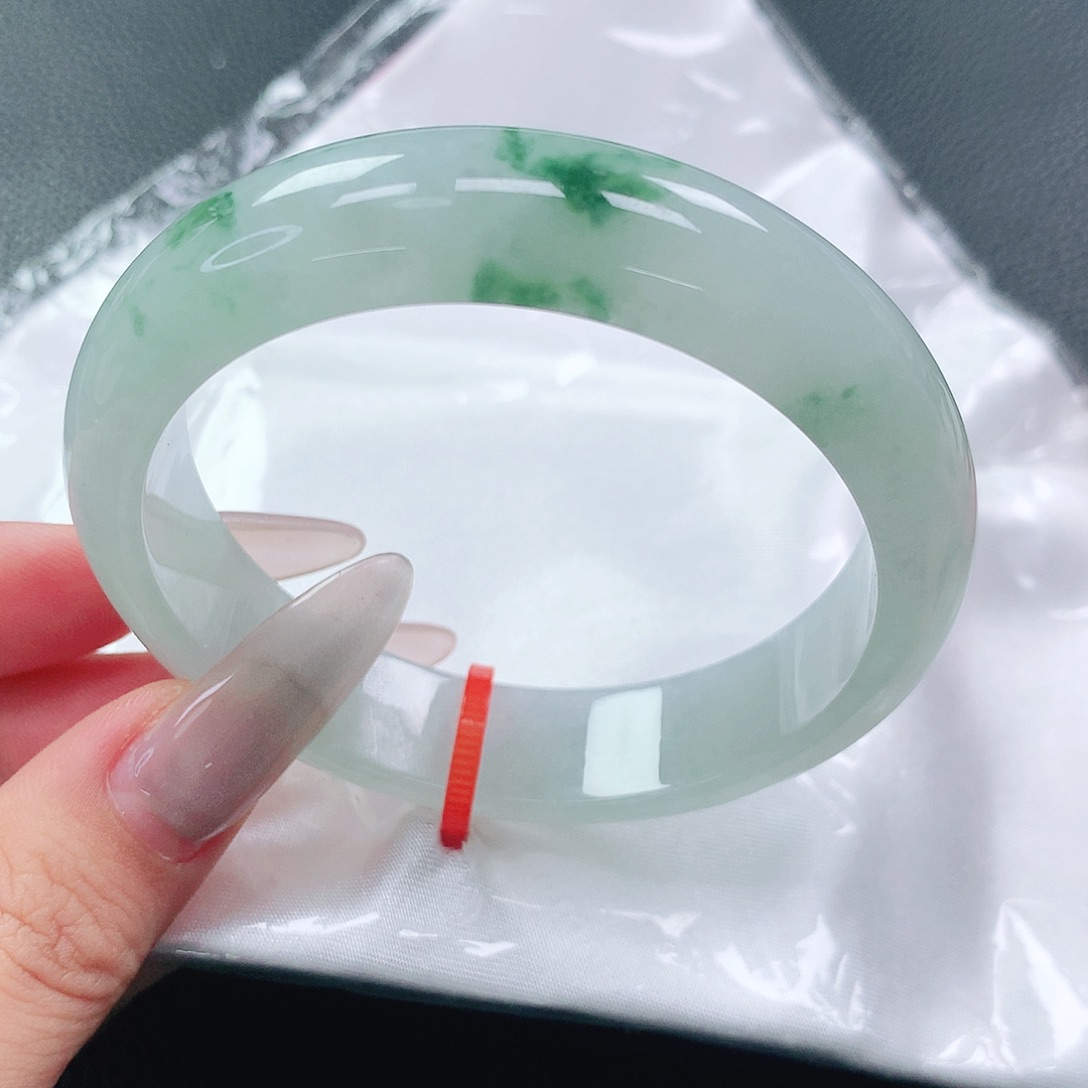 翡翠手镯未镶嵌55圈