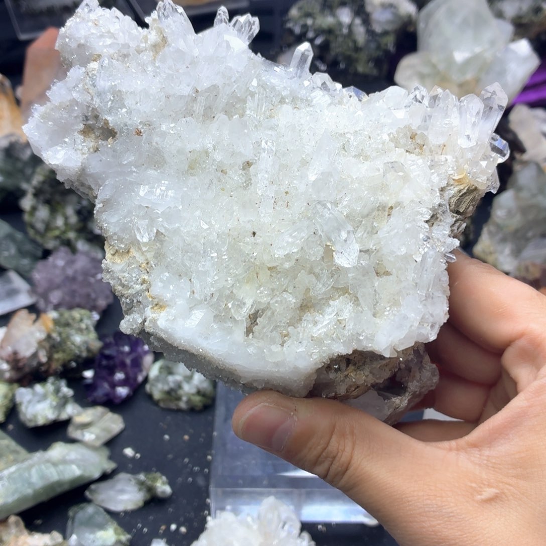 石材超大白水晶晶簇