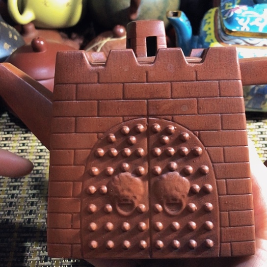 紫砂茶壶原矿泥料手工制作的紫砂壶。
