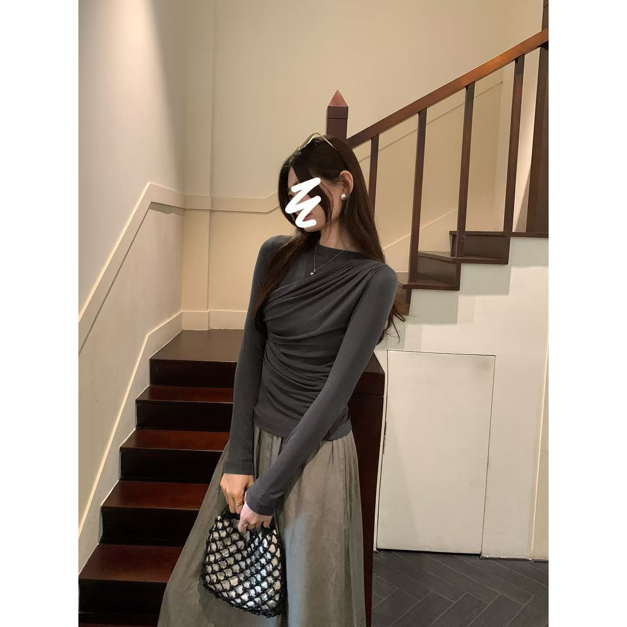 2025秋季新款美式百搭褶皱设计感长袖T恤女修身显瘦打底内搭上衣