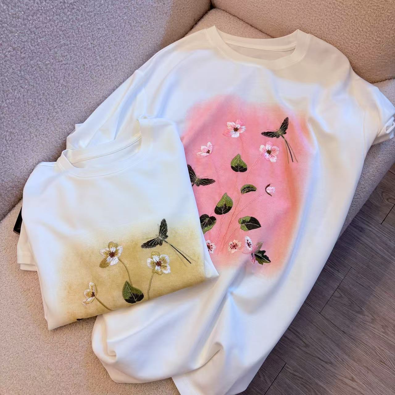 【精质刺绣宽松T恤】亲肤柔软大版圆领显瘦遮肉短袖-苋 18164(2799)