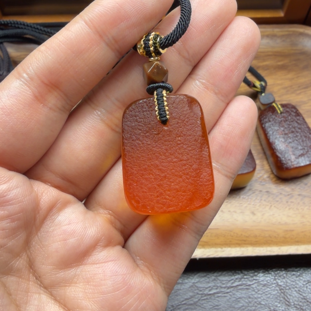 琥珀未镶嵌吊坠(赠链)