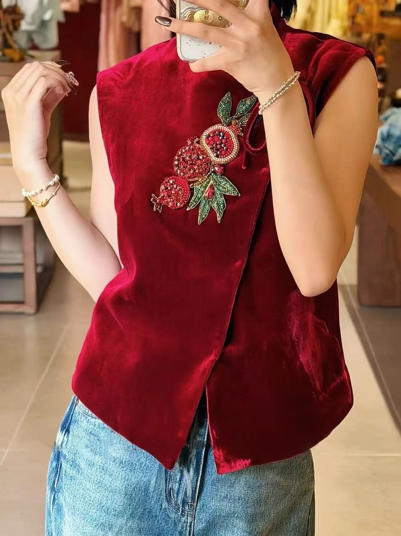 真丝丝绒新年石榴钉珠马甲