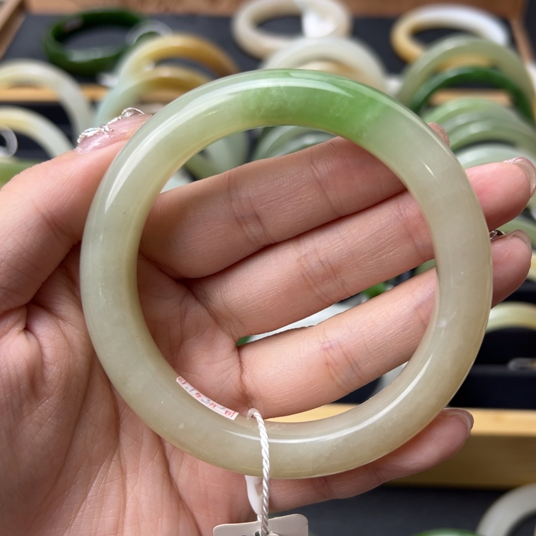 和田玉手镯未镶嵌?****）